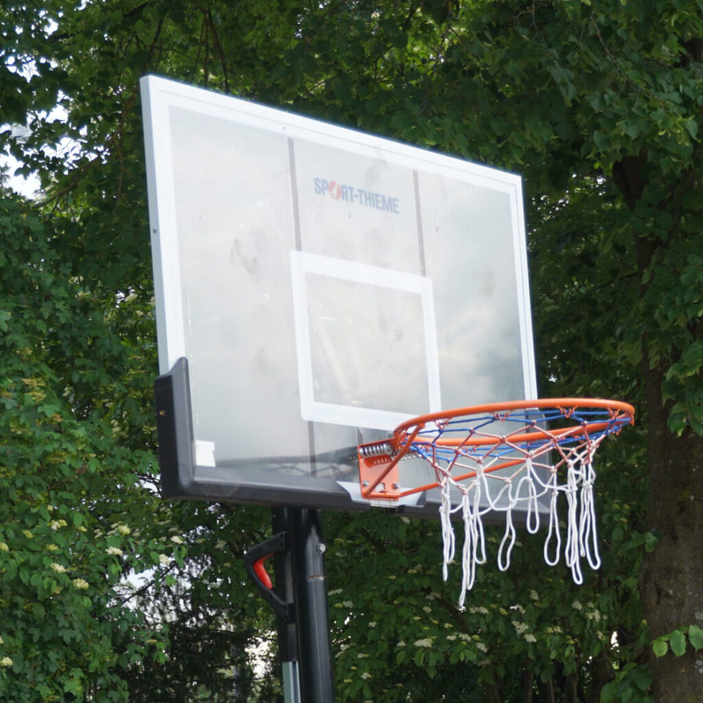 Basketball-Korb im Pausenhof